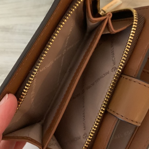 Michael Kors Jet Set Brown Travel Wallet NWOT - Picture 8 of 11